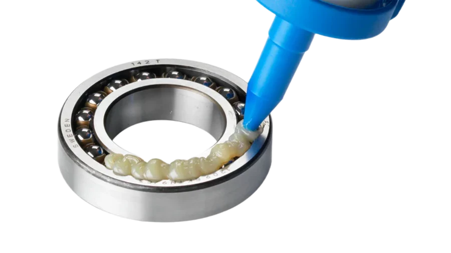 Manual lubrication tool applying grease to a bearing